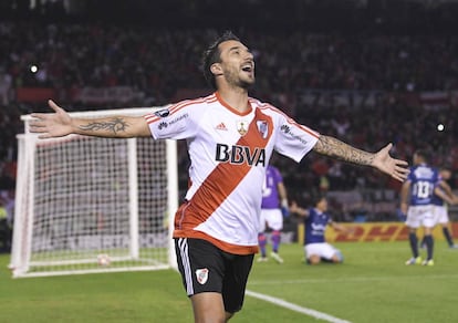 Ignacio Scocco, el h&eacute;roe de la noche, celebra uno de sus cinco goles. 