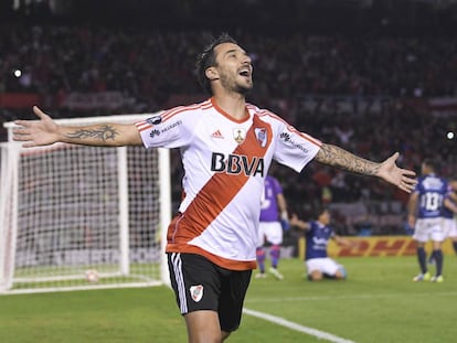 Ignacio Scocco, el h&eacute;roe de la noche, celebra uno de sus cinco goles. 