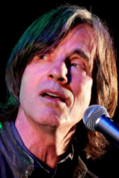 El cantante estadounidense Jackson Browne, durante su actuación ayer en la 46 edición del Festival de Jazz de San Sebastián.