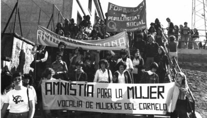 Manifestaci&oacute;n en el Carmelo de Barcelona en los a&ntilde;os setenta, en una fotograf&iacute;a de Pilar Aymerich. 