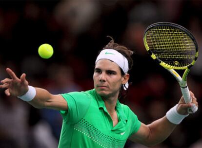 Nadal lanza la pelota al final en señal de triunfo.