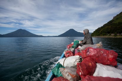 Un trabajador traslada el material reciclado a la aldea Tzununá, en Santa Cruz La Laguna, para que sea llevado para su venta. 