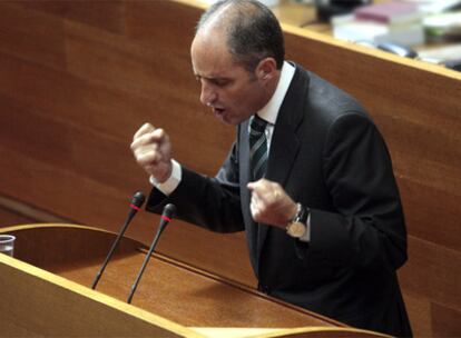 El presidente Francisco Camps, durante su intervención ayer en las Cortes valencianas.