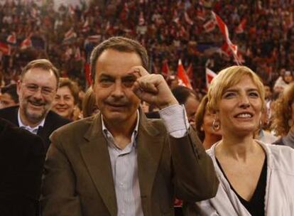 El presidente del PSOE, Manuel Chaves; el secretario general, José Luis Rodríguez Zapatero, y la esposa de este último, Sonsoles Espinosa, ayer en el palacio de Vistalegre.