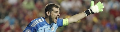 Casillas da instrucciones durante el duelo en Valencia.