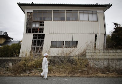 Quatre anys després del terratrèmol i posterior tsunami que va arrasar el nord-est del Japó l'11 de març del 2011, el país continua lluitant contra les seqüeles del sisme, especialment pel greu accident que va patir la central nuclear de Fukushima. A la imatge, Norio Kimura, que va perdre el pare, la dona i la filla en el terratrèmol, camina davant d'una casa danyada en una zona d'exclusió al poble d'Okuma, situada al costat de la central nuclear de Fukushima. Kimura s'ha negat a vendre al Govern una parcel·la on les autoritats pretenen enterrar els residus radioactius.