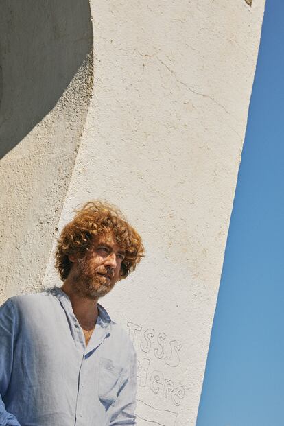 El ilustrador Javi Aznarez en su casa-estudio en Cadaqués (Girona).