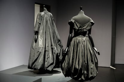 Varios diseños del creador Cristóbal Balenciaga que se exponen en el Museo del Arte de La Haya (Países Bajos).