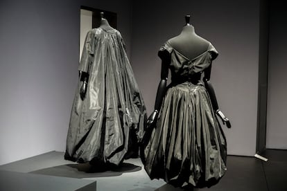 Varios diseños del creador Cristóbal Balenciaga que se exponen en el Museo del Arte de La Haya (Países Bajos). 