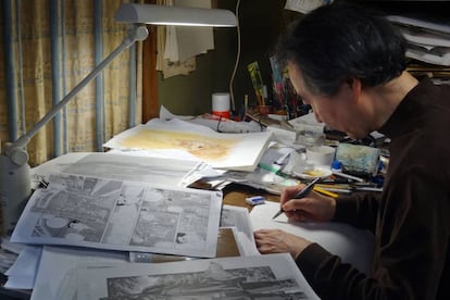 Jiro Taniguchi, en su estudio de Tokyo, en 2012. drawing in his studio in Tokyo.