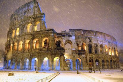 El Coliseo de Roma, durante una nevada caída el sábado a primera hora.