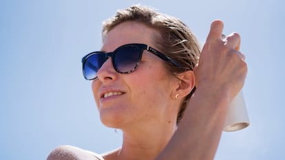 Los protectores térmicos en espray resultan muy útiles para las jornadas de playa o piscina. GETTY IMAGES.