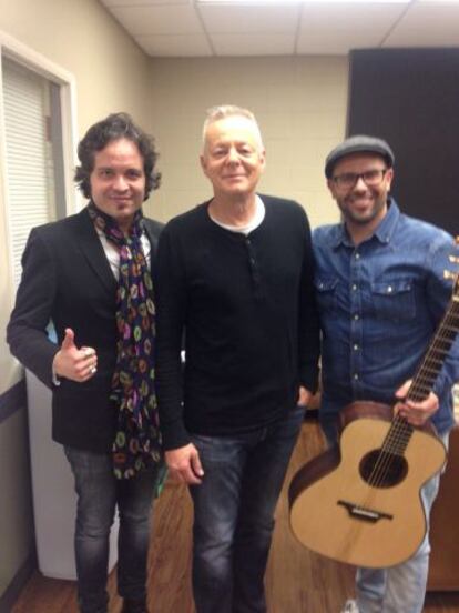 El Twanguero (izquierda), junto con Tommy Emmanuel y Luis Guerrero.