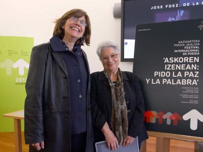 La consejera de Cultura, Blanca Urgell (a la izquierda), junto a la presidenta de la Fundación Blas de Otero, Sabina de la Cruz, ayer en la presentación en Bilbao del festival de poesía.