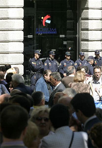 Inversores de Fórum Filatélico, concentrados ante la sede central de la sociedad en Madrid tras conocer la intervención judicial.