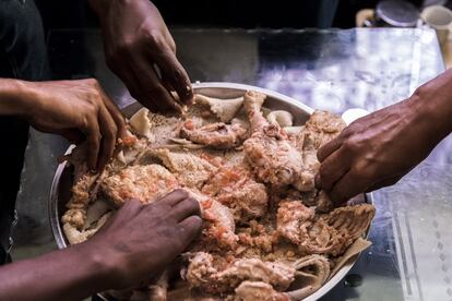 En la casa de Muse, su tío Naizghi, su primo Gebre y dos inquilinos almuerzan pollo e injera, un plato tradicional etíope y eritreo, cocinado con carne y pan de harina de tef, cereal originario de los altiplanos etíopes. Es costumbre que todos coman con las manos y del mismo plato.

