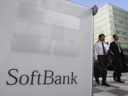 Dos personas pasean en las proximidades de la sede de Softbankl en Tokio.