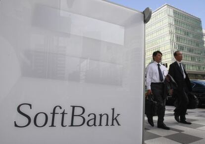 Dos personas pasean en las proximidades de la sede de Softbankl en Tokio.