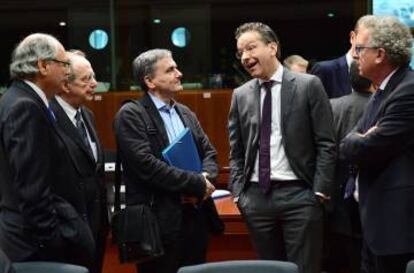 Eurogroup President Jeroen Dijsselbloem (wearing glasses) with the finance ministers of Malta, Italy, Greece and Luxembourg.