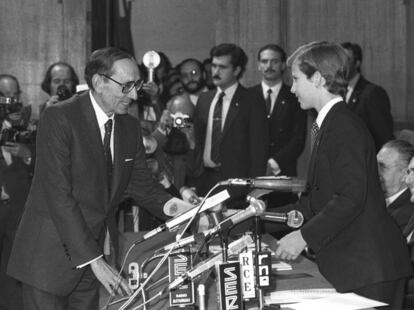 El escritor Miguel Delibes recibe de manos de Felipe de Borbón el premio Príncipe de Asturias de Letras 1982. El acto fue celebrado en el Teatro Campoamor de la capital asturiana.