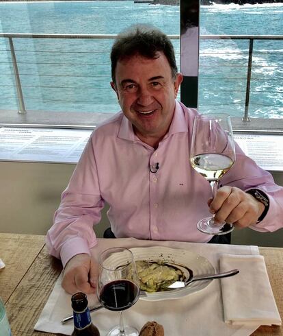 MARTIN DISFRUTANDO CON EL PLATO DE ARROZ CON KOKOTXAS DE IÑIGO LAVADO / CAPEL