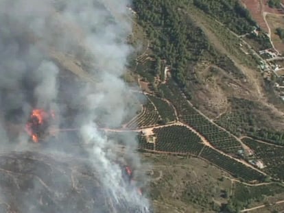 El incendio declarado en Rafelguaraf, en una imagen aérea del 112 de la Generalitat.