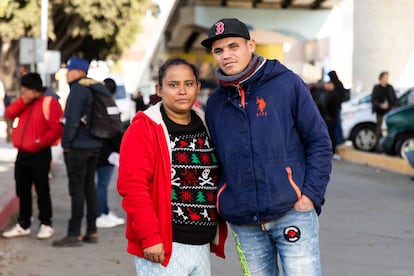 Mara de los ?ngeles y Carlos Andrs, en la garita de El Chaparral, en la frontera De Tijuana con San Diego.