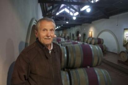 Alberto Arizu en su bodega en Mendoza.