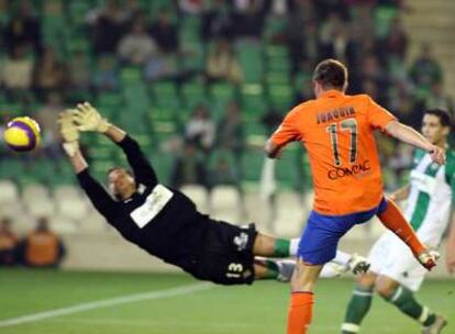 Joaquín marca de cabeza el segundo gol del Valencia ante la estirada de Casto.