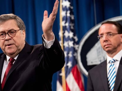 O promotor geral, William Barr, em primeiro plano, com o número dois do Departamento de Justiça, Rod Rosenstein, na quinta-feira em coletiva de imprensa.