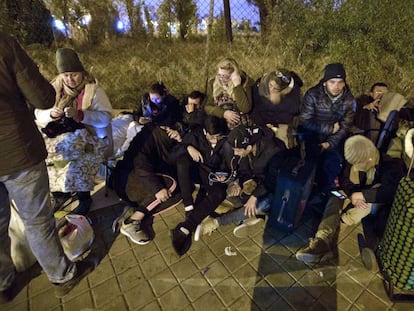 Solicitantes de asilo hacen cola de madrugada frente a la comisaría de Aluche, en Madrid, para pedir cita.