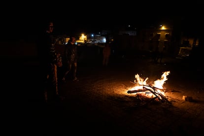 Noche a la intemperie en Mulay Brahim. Unos jóvenes se calientan en una hoguera. 