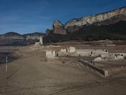 Una imagen, esta semana, del pantano de Sau que está al 5% de su capacidad y que ha dejado al descubierto el campanario de su emblemática iglesia.