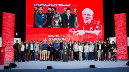 Foto de familia del homenaje al exseleccionador Luis Aragonés.