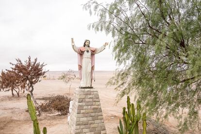 Una estatua de Jesucristo hace de hito fronterizo entre Chile y Perú. Muchos migrantes son convencidos por los ‘coyotes’ para cruzar este desierto de forma clandestina arriesgando su vida por la presencia de minas a lo largo de la frontera.