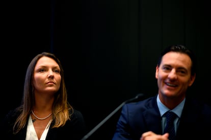 Courtney Wild, una de las primeras víctimas de Epstein, y el abogado Brad Edwards en 2019 en Nueva York.