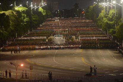 La joven dirigente afirmó en su alocución que Cuba "no cederá en la defensa de sus principios revolucionarios y antiimperialistas" y que tampoco olvidará su historia y símbolos, ni renunciará a sus "compromisos". En la imagen, soldados y civiles esperan el inicio del desfile militar en honor al recién desaparecido líder cubano.