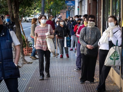 Ciudadanos hacen fila para pagar sus impuestos en Buenos Aires, en abril de 2020.