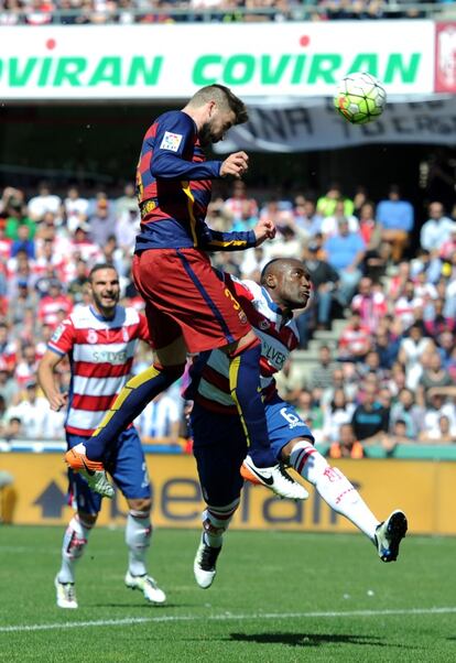 Gerard Pique cabeceia e quase marca seu gol.