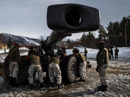 Unos soldados noruegos operaban un cañón de campaña, durante unas maniobras de la OTAN en el país nórdico, a mediados de abril.