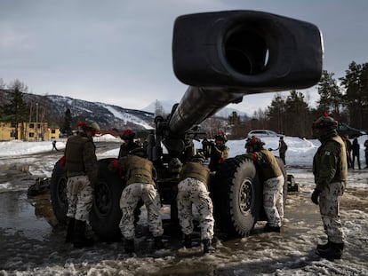 Soldados noruegos operan un cañón de campaña, durante unas maniobras de la OTAN en marzo.