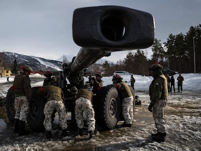 Unos soldados noruegos operaban un cañón de campaña, durante unas maniobras de la OTAN en el país nórdico, a mediados de abril.