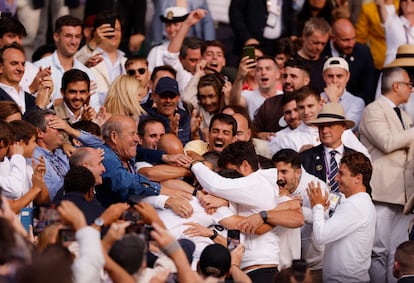 Equipo y familiares de Alcaraz abrazaban al campeón.