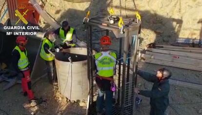 Agentes de la Guardia Civil trabajan en el pozo de Totalán (Málaga), este viernes.