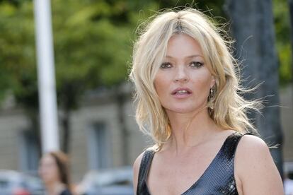 Kate Moss llegando al desfile de Miu Miu en París.