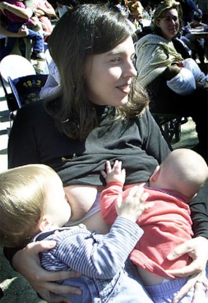 Una madre amamanta a sus bebés en Barcelona.