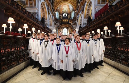 Los niños del coro de la catedral de San Pablo en Londres ensayan la celebración de Navidad.