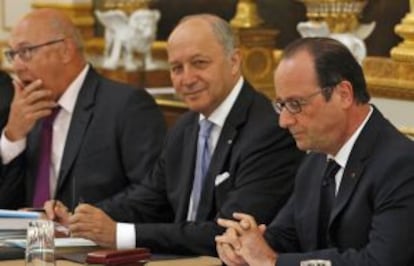 Hollande, junto ao ministro Fabius, na sexta-feira.
