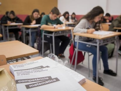 Alumnos de cuarto de ESO del instituto Narc&iacute;s Monturiol de Barcelona durante las pruebas