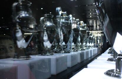 Las Copas de Europa que ha ganado el equipo —salvo la Décima que está en la última planta del museo— tienen un lugar privilegiado. En el centro del segundo nivel, hay una vitrina reservada para ellas. Detrás de los trofeos, hay una cristalera en la que cae confeti dorado.